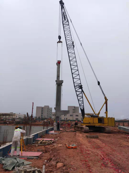 江西匯盈電解項(xiàng)目完成第一根預(yù)制柱吊裝 江西匯盈電解項(xiàng)目完成第一根預(yù)制柱吊裝