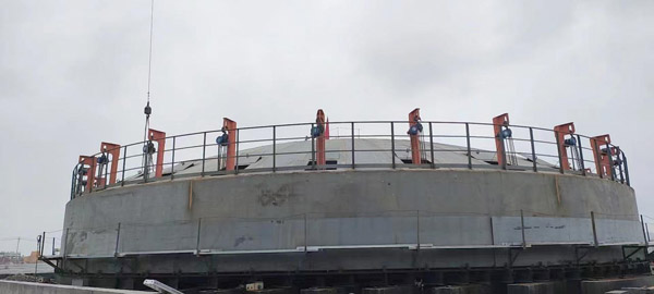 湖北宜昌和友硫酸倉儲(chǔ)物流新建項(xiàng)目首臺(tái)酸罐帽頂?shù)跹b成功 湖北宜昌和友硫酸倉儲(chǔ)物流新建項(xiàng)目首臺(tái)酸罐帽頂?shù)跹b成功